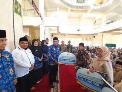BUPATI EKA PUTRA SERAHKAN INSENTIF GURU TPA/LPA DAN PETUGAS MASJID