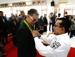 Lantik Ketua IDI Cabang Tanah Datar,  Bupati Eka Putra : Para Dokter Dan Nakes Selalu Tersenyum Dan Ramah Saat Tangani Pasien