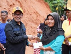 Bupati Eka Putra Serahkan Bantuan Korban Bencana Tanah Longsor Jorong Mawar