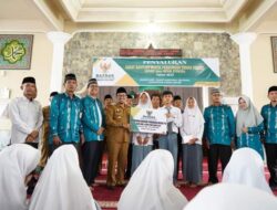 Bantuan Masuk PTN Rp.791,8 Juta, Diserahkan Bupati Eka Putra Didampingi Ketua Baznas Yasmansyah