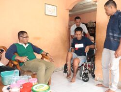 Pj. Wako Rida Ananda Besuk Madan, Warga Yang Alami Patah Kaki Akibat Kecelakaan