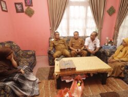 PJ Walikota Rida Ananda,Bersam Atensi Berikan Bantuan Kepada Susi