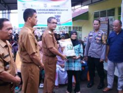 Di Kelurahan Sapaku, Wako Rida Ananda Serahkan Cadangan Beras Untuk Lawan Inflasi
