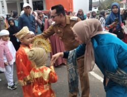 IGRA KABUPATEN TANAH DATAR GELAR WISUDA IQRO’ SISWA RA, BUPATI EKA PUTRA DIDAMPINGI BUNDA PAUD LEPAS PESERTA PAWAI WISUDA IQRO’