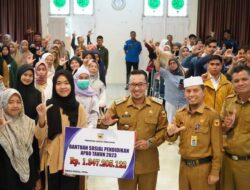 Serahkan Batuan Sosial Pendidikan Masuk PTN, Bupati Eka Putra Berpesan Manfaatkan Dengan Efisien Dan Maksimal