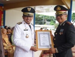 Bupati Eka Putra Terima Penghargaan Dari Kapolres Tanah Datar Di Hari Peringatan Bhayangkara Ke 77