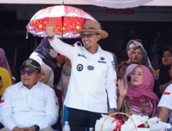 Bupati Eka Putra Buka dan Lepas Pawai Alegoris HUT RI Ke 78 di Kota Batusangkar