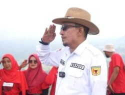 Pengibaran Bendera Merah Putih Di Puncak Gunung Kasumbo, Bupati Eka Putra Sebagai Inspektur Upacara Apresiasi Antusias Masyarakat