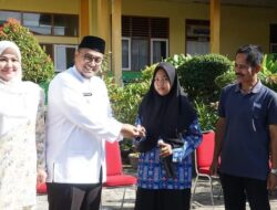 Cegah Anemia dan Stunting, Wabup Richi Aprian Berikan TTD Untuk Remaja Putri
