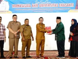 Serah Terima Mahasiswa KKN, Bupati Eka Putra : Aplikasikan Ilmu Perkuliahan untuk Membantu Masyarakat