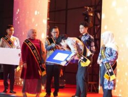 Raih Prestasi Terbaik, Bupati Eka Putra Serahkan BGP Kepada 3 Putra Putri Tanah Datar