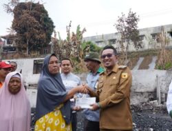 Pemerintah Daerah Serta BAZNAZ Tanah Datar Serahkan Bantuan Kebakaran di Nagari Rao-Rao