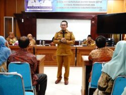 Serahkan SK Pensiun, Bupati Eka Putra : ASN Terima SK Pakai KORPRI, Pensiun Juga Pakai KORPRI Hendaknya