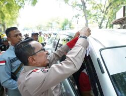 Semarakkan HUT RI Ke-78, Bupati Eka Putra bersama Forkopimda Bagikan Bendera Gratis kepada Masyarakat di Batusangkar