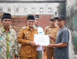 Serahkan Bantuan Musibah Kebakaran, Bupati Eka Putra Himbau Masyarakat Salurkan Zakat Melalui Baznas