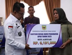 Bupati Eka Putra Berikan Bantuan Perbaikan Rumah dan Biaya Pengobatan Kepada Warga Tanah Datar