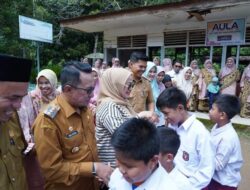 Terpesona Melihat Bakat Anak-anak SDN 28 Tanjung Bonai, Bupati Beserta Isteri Serahkan Bantuan Pakaian Tari