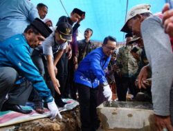 Zulkifli Terima Bantuan Pembangunan RTLH Dari Baznas Provinsi, Bupati Eka Putra Letakkan Batu Pertama