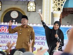 Hadiri Pembinaan PKM PKH, Bupati Eka Putra : Kata Hari Ini PKH Tiga Tahun Lagi Pengusaha Adalah Sebuah Motivasi Untuk Hidup Lebih Baik