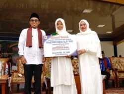 Wakaf Hafizh Al-Qur’an Madrasah Se Tanah Datar, Bupati Eka Putra Beri Apresiasi Dan Serahkan Reward Umrah