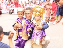 Sempat Hujan, Semangat HUT RI Ke – 78 Pawai Alegoris Tak Padang.