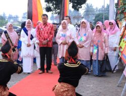 Ketua Forikan Kota Payakumbuh Ny. Chece Rida Ananda menyambut kehadiran Tim Penilai dalam rangka Lomba Kinerja Forikan Tingkat Provinsi Sumatera Barat