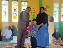 TK Pembina Barulak Terima Paket Baju Dari Anggota DPRD Tanah Datar Zulli Rustam