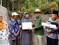 Serahkan Bantuan Korban Kebakaran, Bupati Eka Putra : Semoga Kehadiran Pemkab dan BAZNAS Bisa Menjadi Sitawa Dan Sidingin Bagi Korban Musibah