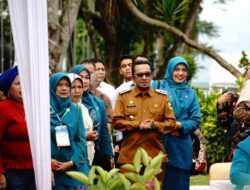 Didampingi Ketua TP PKK Tanah Datar Ny. Lise Eka Putra, Bupati Eka Putra Ikut Berikan Semangat Kontingen Tanah Datar