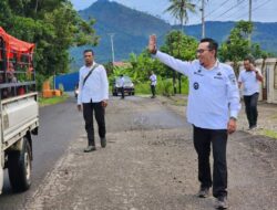 Bupati Eka Putra Turun Langsung Meninjau Kondisi Beberapa Ruas Jalan Di Tanah Datar Yang Di Keluhkan Masyarakat