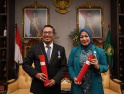 Bupati Eka Putra Dan Ketua TP PKK Ny. Lise Eka Putra Terima Penghargaan Dari Presiden