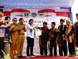 Menteri ATR/BPN Serahkan Sertifikat Tanah Ulayat Untuk Tanah Datar, Bupati Sampaikan Terimakasih