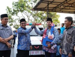 Bupati Eka Putra Serahkan Satu Unit Ambulance, Warga Talang Tangah Sambut Gembira