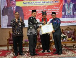 Pimpinan Peduli Pendidikan Islam, Bupati Eka Putra Raih Penghargaan dari UIN MY Batusangkar