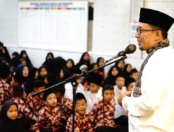 Walau Diguyur Hujan Tidak Surutkan Semangat Anak-anak Laksanakan Didikan Subuh Berjamaah, Bupati Eka Putra Beri Apresiasi
