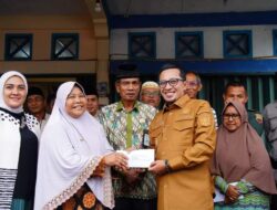 Bupati Eka Putra Serahkan Bantuan Kebekaran Dari Baznas Kabupaten Tanah Datar