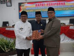 Bupati Eka Sampaikan Jawaban terhadap Pemandangan Umum Fraksi DPRD Atas Tiga Ranperda Dalam Sidang Paripurna DPRD Tanah Datar