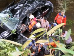 Mobil Masuk Jurang, Tim SAR Lakukan Evakuasi Korban