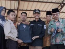 Pemkab Lima Puluh Kota Serahkan 11.931 Paket Bantuan Seragam Sekolah SD Dan SMP