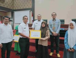 Rida Ananda Bersama Pimpinan Bank Nagari Serahkan Beasiswa Bidang Pendidikan