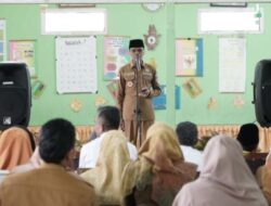 Kunjungi SD Negeri 01 Situjuah Batua, Bupati Serahkan Bantuan Seragam Sekolah Dan Beasiswa Pendidikan Baznas