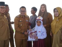 Bupati Eka Putra Serahkan 10.200 Seragam Gratis Siswa/Siswi SD Dan SMP