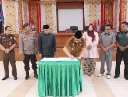Pj. Wali Kota Payakumbuh bersama DPRD Kota Payakumbuh tanda tangani Berita Acara Pengambilan Keputusan terhadap Retribusi Daerah dan Pajak Daerah