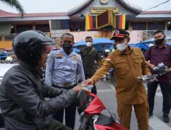 Hujan Abu Vulkanik Menyelimuti Batusangkar, Bupati Eka Putra Bagikan Masker Atasi Kesehatan Masyarakat
