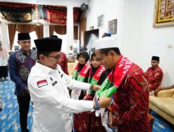 Bupati Eka Putra Lepas 43 Orang Jamaah Umroh PT. Amanah Travel Indonesia