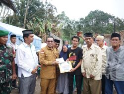 Bupati Eka Putra Serahkan Bantuan Untuk Korban Kebakaran Bersama BAZNAS Tanah Datar