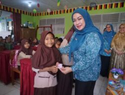 Serahkan KIA , Ketua TPPKK Ny. Lise Eka Putra Tanamkan Budaya Menabung Pada Anak Sedari Dini