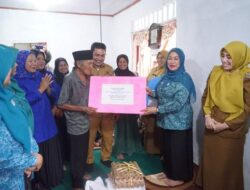 Rustam Warga Nagari Padang Magek Rumahnya Direhab TPPKK Tanah Datar, Ny. Lise Eka Putra Serahkan Bantuan