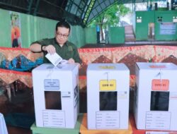 Jalan Kaki Ke TPS, Pj Wako Jasman Bersama Istri Gunakan Hak Pilih Di Kelurahan Tiakar