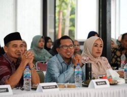 Bupati Eka Putra Di Dampingi Ny. Lise Eka Putra Hadiri Mubes IKATAB